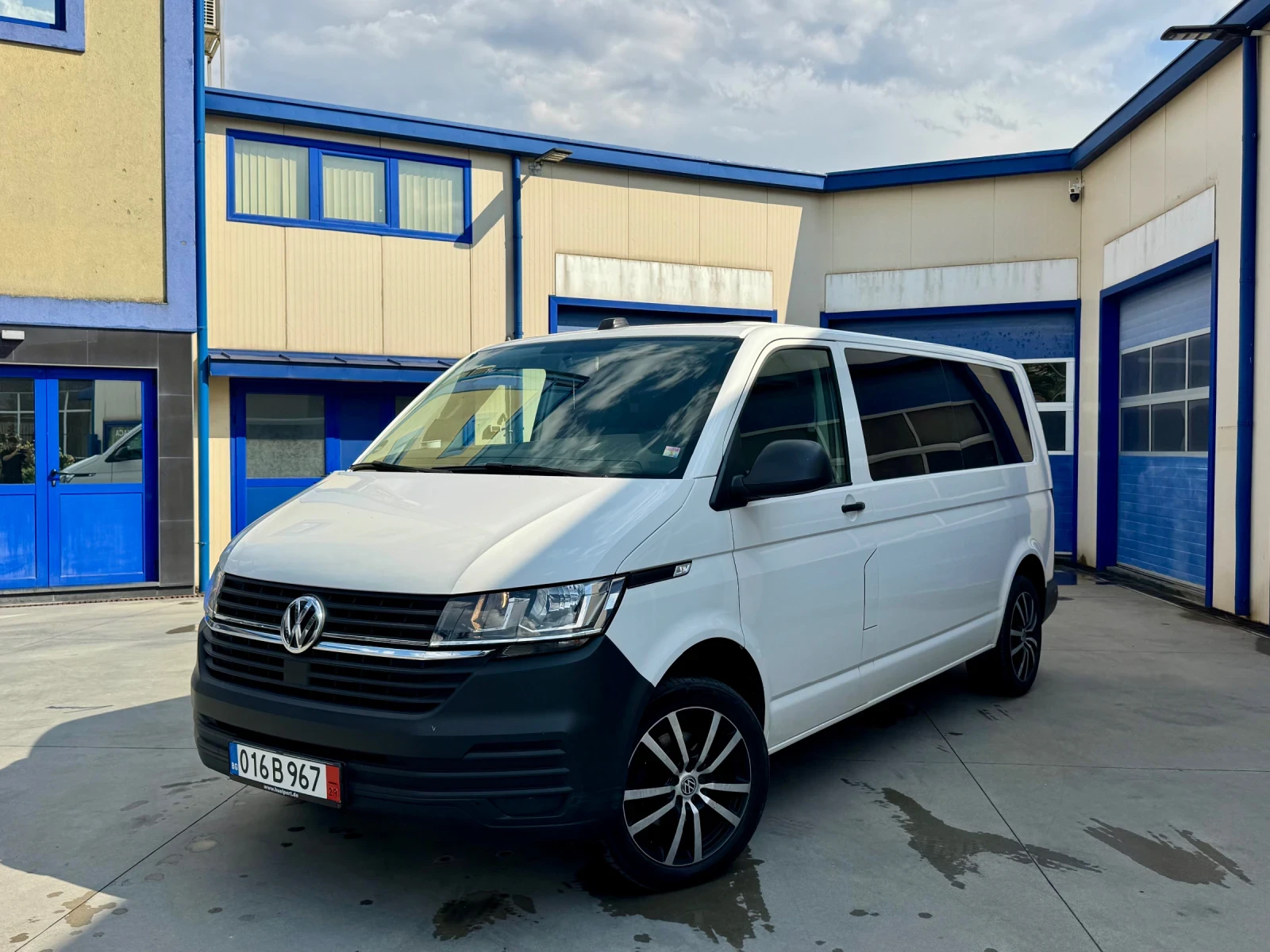 VW T6 .1/8+ 1 места/150к.с/ОБСЛУЖЕНА/РЕАЛНИ КМ, снимка 2 - Бусове и автобуси - 55334462