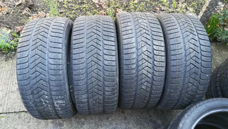 Гуми Зимни 245/40R18, снимка 1 - Гуми и джанти - 26780399