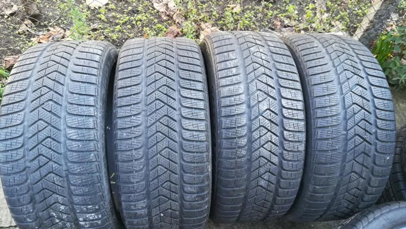 Гуми Зимни 245/40R18, снимка 3 - Гуми и джанти - 26780399