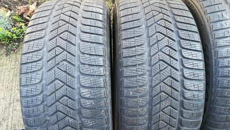 Гуми Зимни 245/40R18, снимка 4 - Гуми и джанти - 26780399