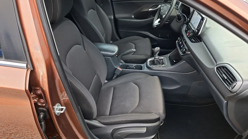 Hyundai I30 1.6-110кс. ВСИЧКИ ЕКСТРИ, снимка 15 - Автомобили и джипове - 52915783