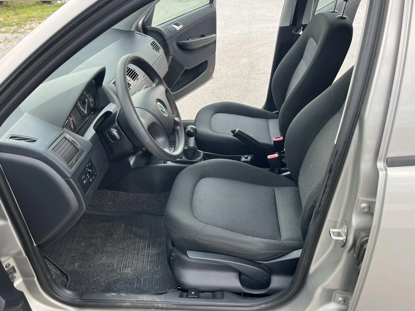 Skoda Fabia 1.2I 64кс. 118 000км EURO 4 КЛИМАТИК - изображение 8