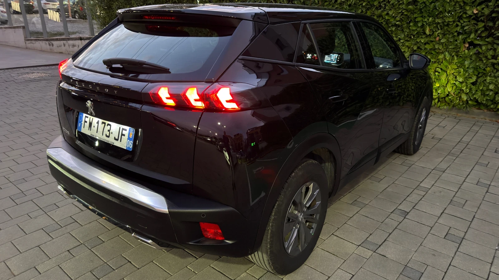 Peugeot 2008 1.2i EAT8 - изображение 5