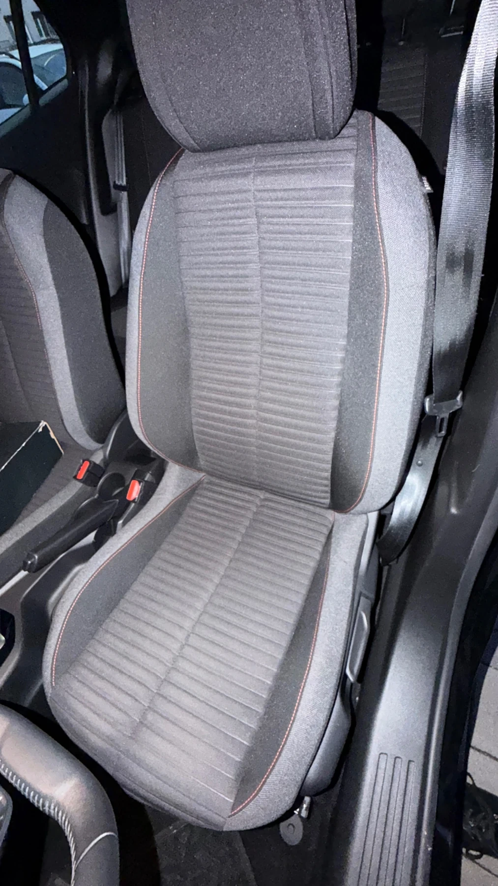 Peugeot 2008 1.2i EAT8 - изображение 10