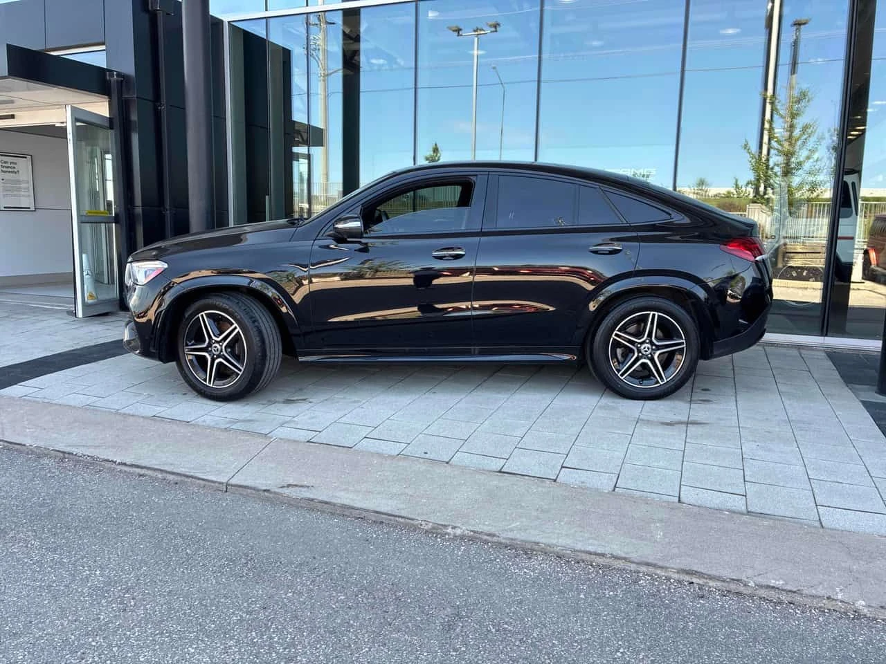 Mercedes-Benz GLE 450 AMG ДИСТРОНИК * 360 * BURMESTER * PANO * ПОДГРЕВИ, снимка 2 - Автомобили и джипове - 54715709