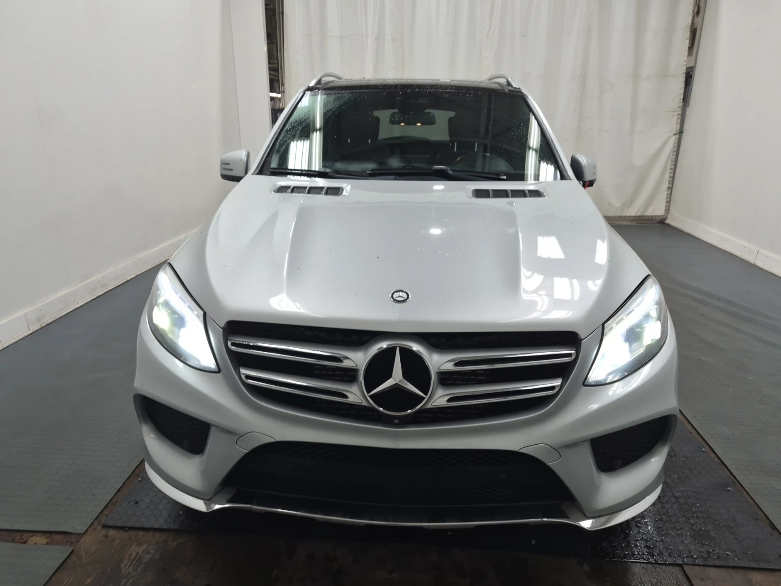 Mercedes-Benz GLE 350 D AMG * * CARFAX * * АВТО КРЕДИТ * * , снимка 2 - Автомобили и джипове - 55153329