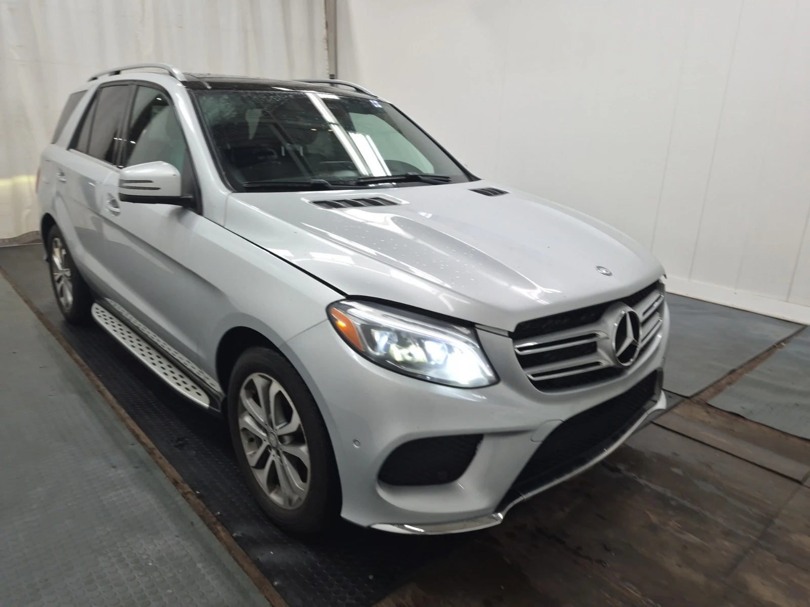 Mercedes-Benz GLE 350 D AMG * * CARFAX * * АВТО КРЕДИТ * * , снимка 3 - Автомобили и джипове - 55153329