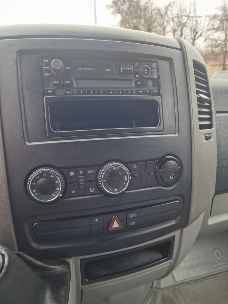 VW Crafter 2.5тди клима макси, снимка 14 - Бусове и автобуси - 53005335