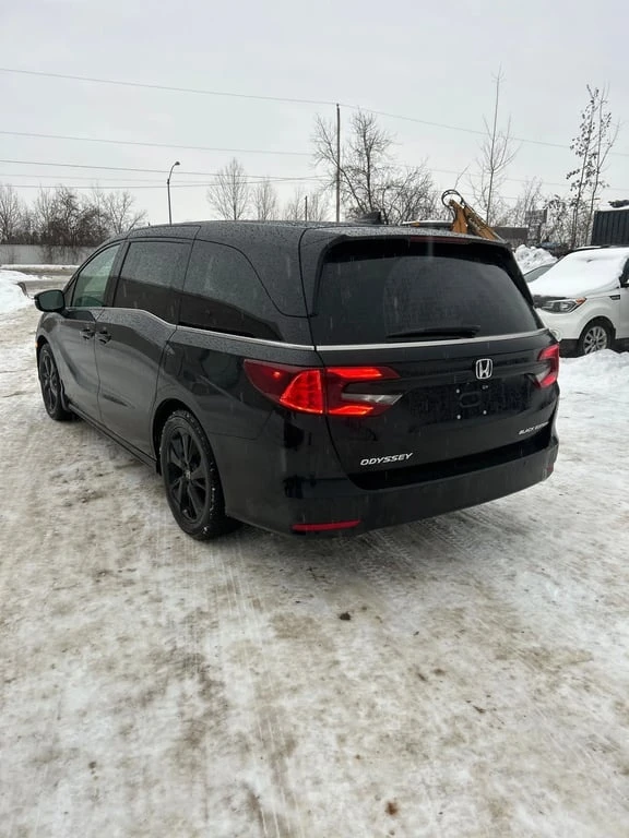 Honda Odyssey * Black Edition * CARFAX * БЕЗ ПЪРВОНАЧАЛНА ВНОСКА, снимка 2 - Автомобили и джипове - 53079183
