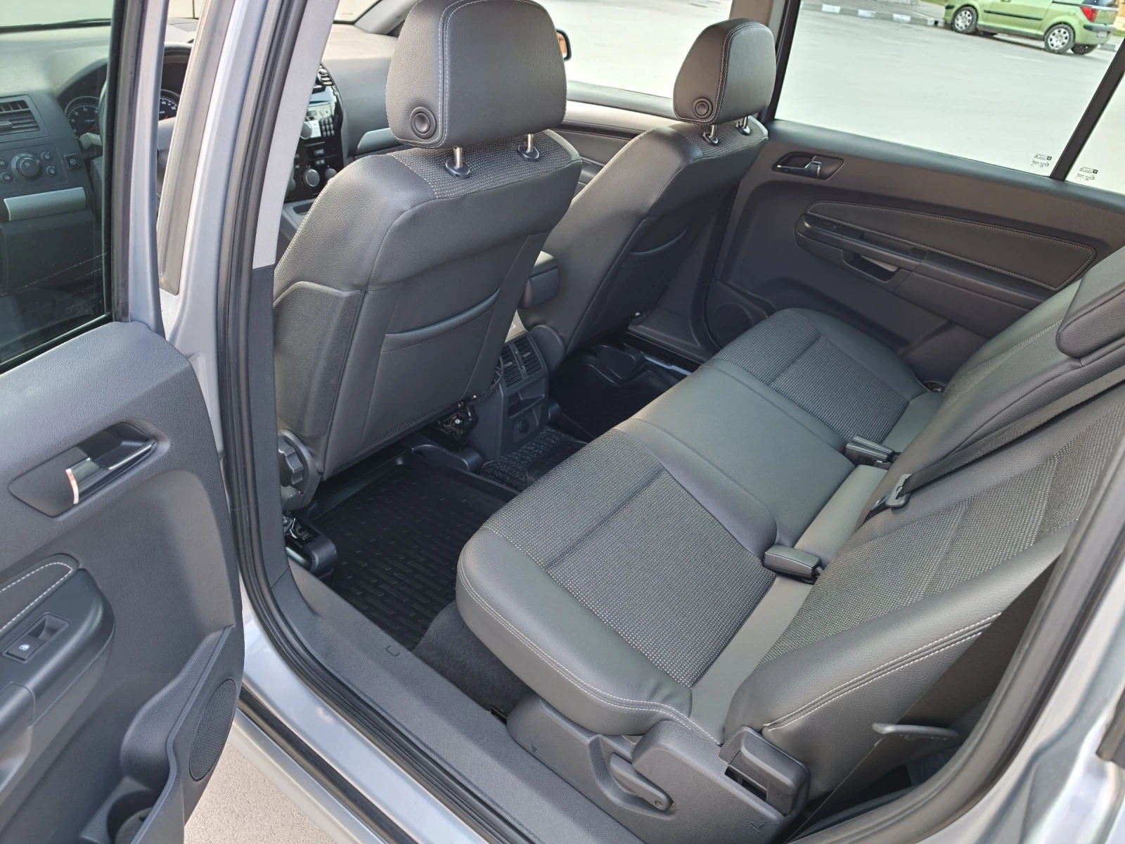 Opel Zafira 1.8 LPG COSMO, снимка 8 - Автомобили и джипове - 53987095