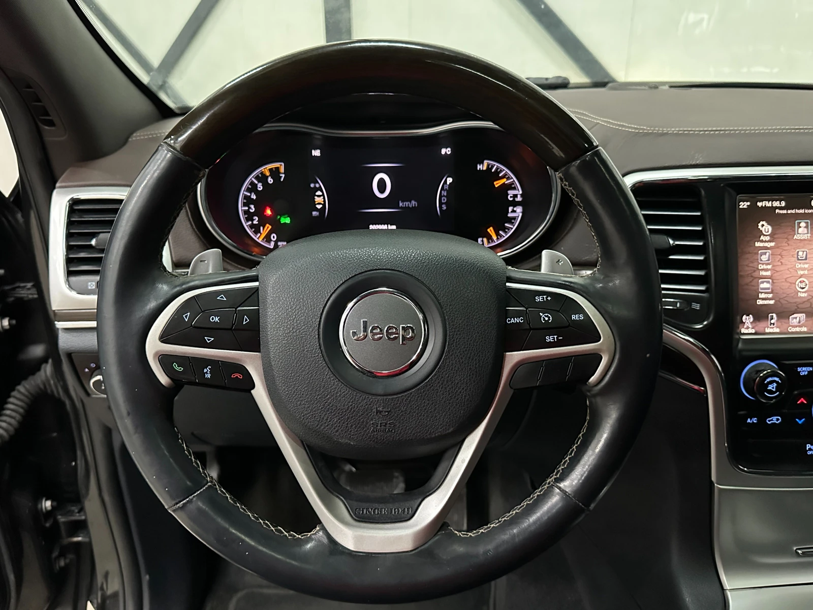 Jeep Grand cherokee * 5.7* OVERLAND* ПОДГРЕВ* ОБДУХ* , снимка 14 - Автомобили и джипове - 49801774