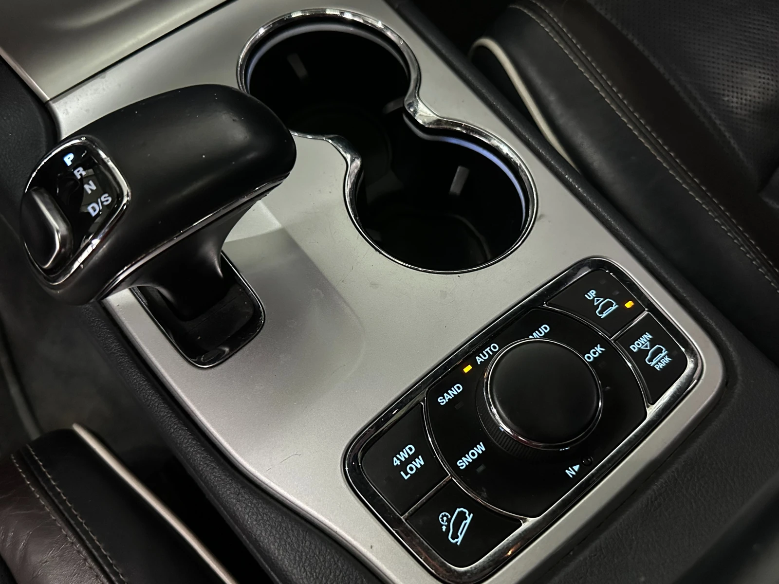 Jeep Grand cherokee * 5.7* OVERLAND* ПОДГРЕВ* ОБДУХ* , снимка 13 - Автомобили и джипове - 49801774