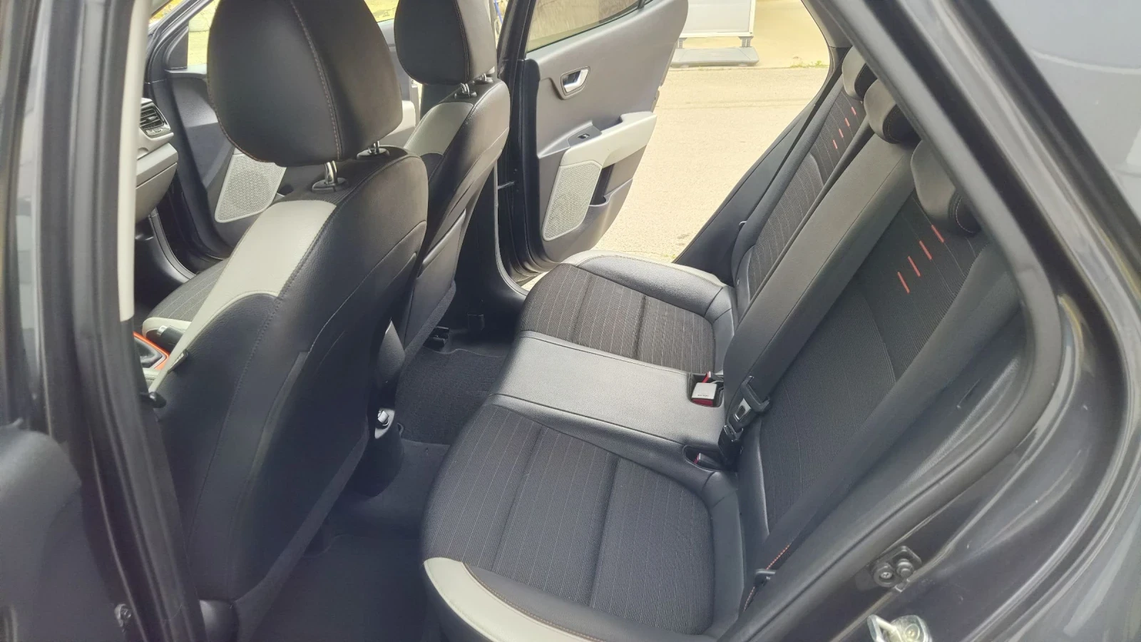Kia Stonic Style , снимка 13 - Автомобили и джипове - 54730475