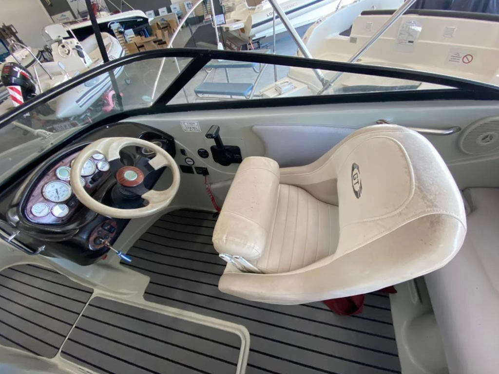 Моторна яхта Glastron 185 GT - изображение 7