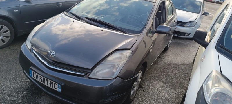 Toyota Prius 1.5 Hybrid, снимка 2 - Автомобили и джипове - 48320052