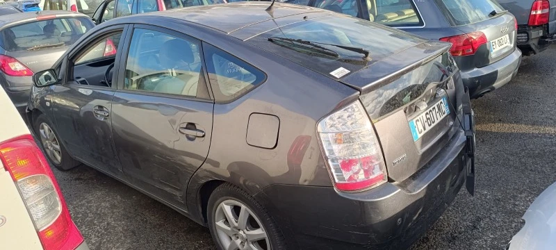 Toyota Prius 1.5 Hybrid, снимка 4 - Автомобили и джипове - 48320052