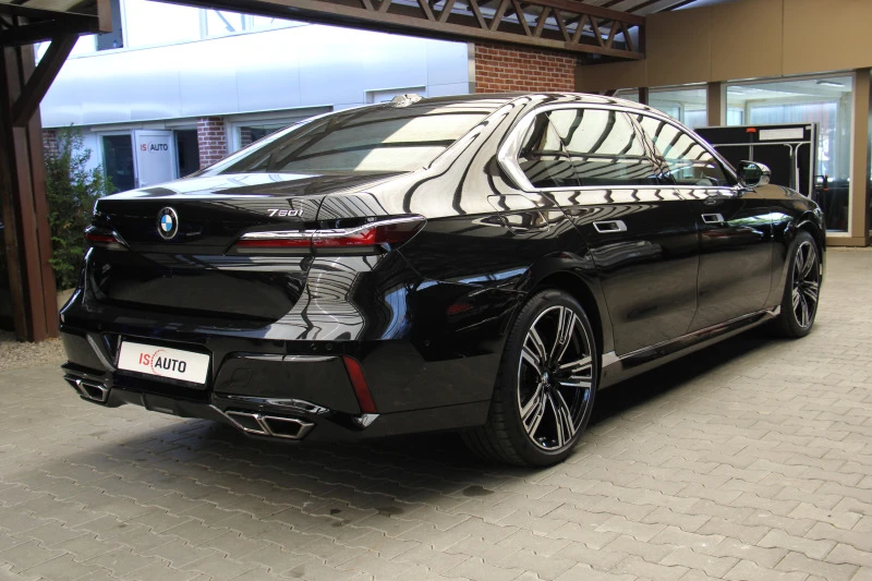 BMW 760 V8/SWAROWSKI/Xdrive/Theater Scr/M-Pack/Bower&Wilk., снимка 4 - Автомобили и джипове - 46561919