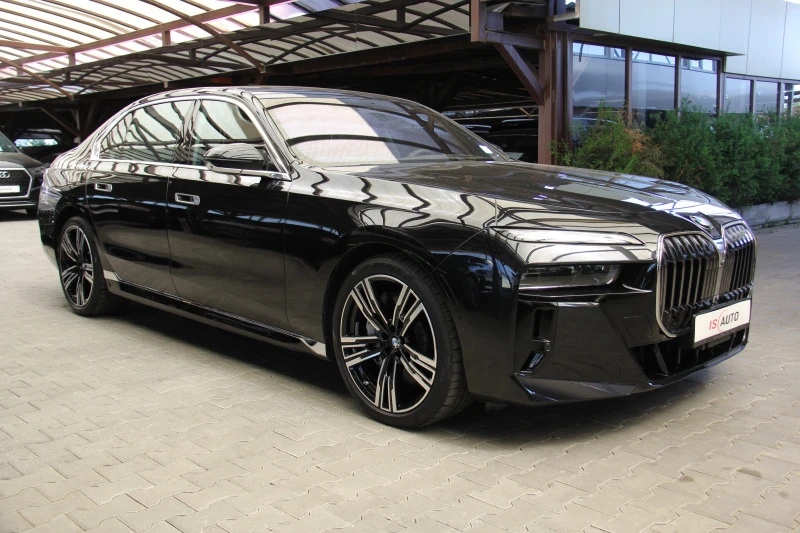 BMW 760 V8/SWAROWSKI/Xdrive/Theater Scr/M-Pack/Bower&Wilk., снимка 3 - Автомобили и джипове - 46561919