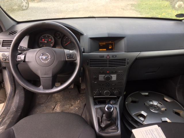 Opel Astra 1.9 CDTI , снимка 7 - Автомобили и джипове - 46347313