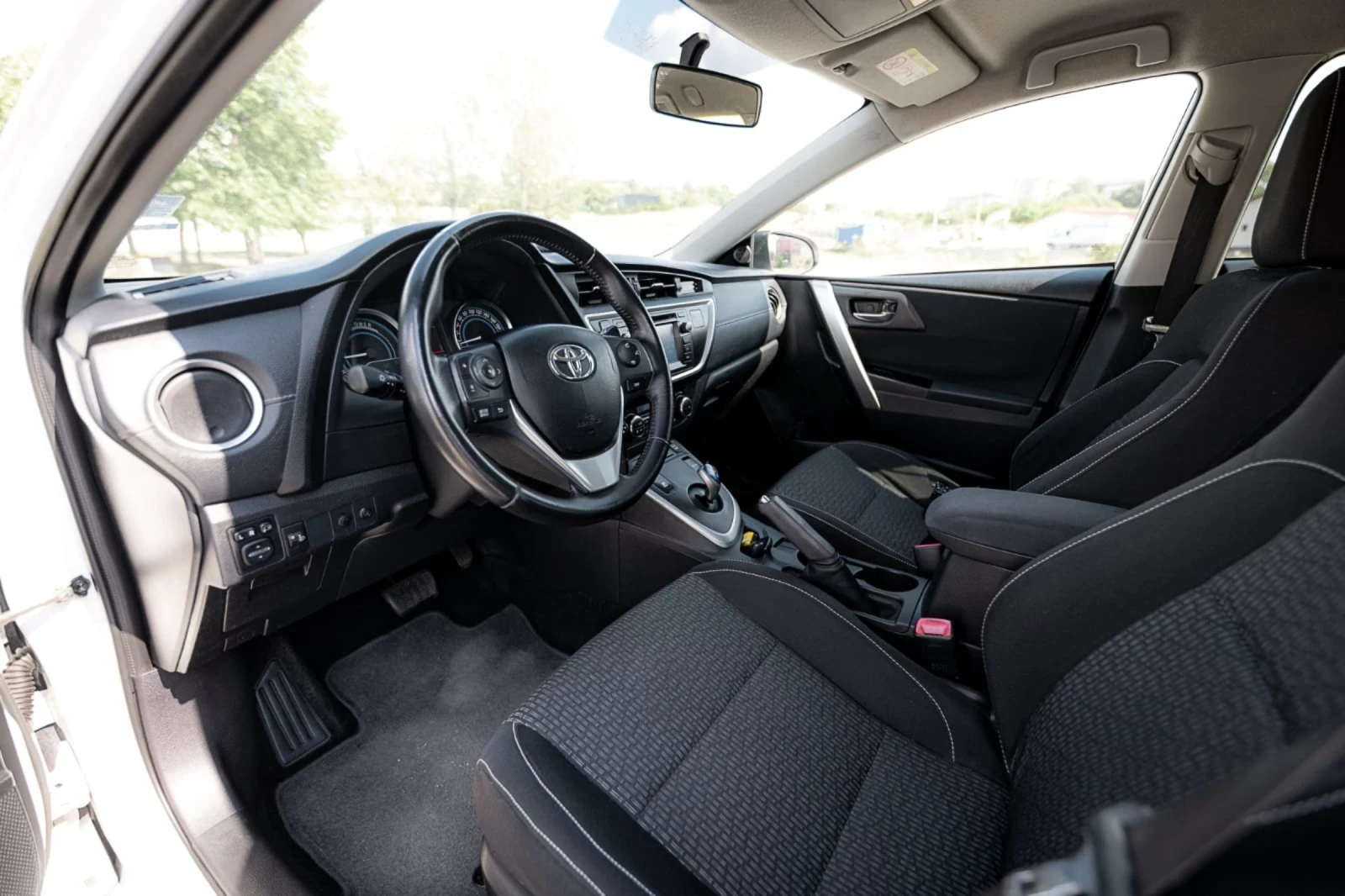 Toyota Auris 1.8 Hybrid - изображение 6