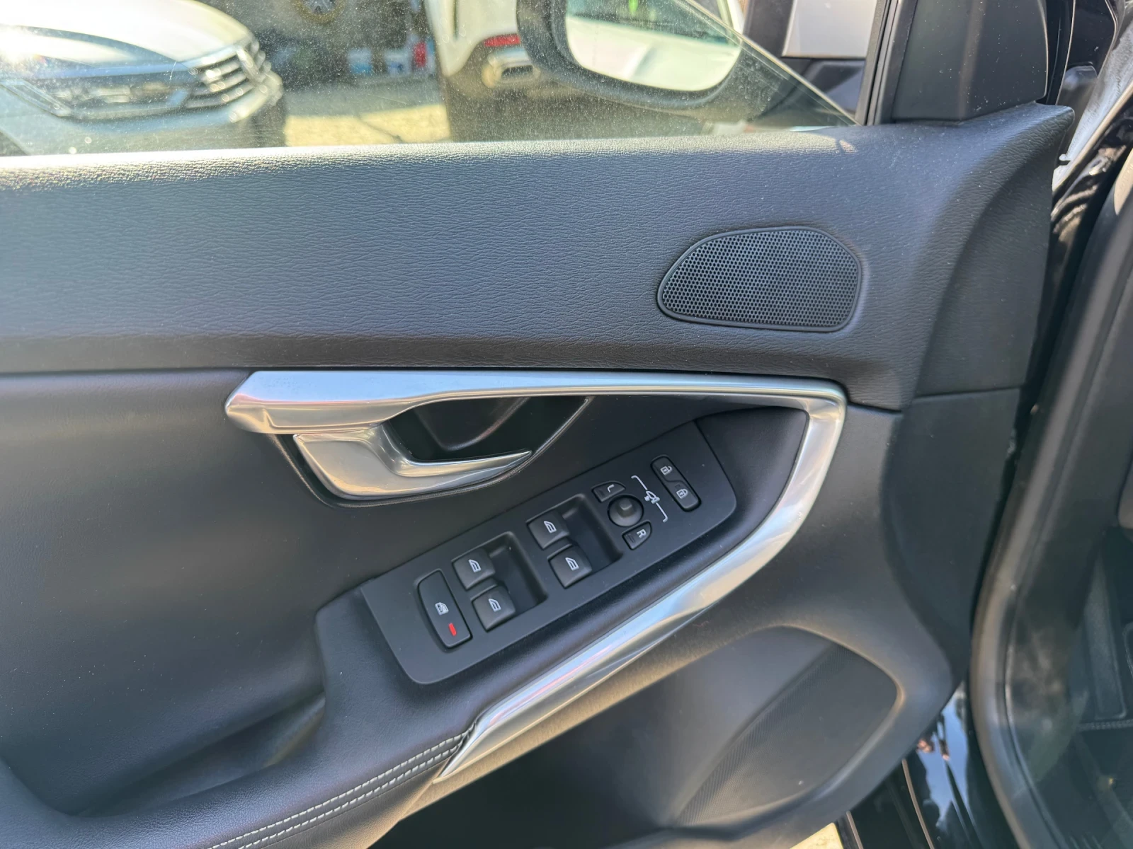 Volvo V40 2.0d* R-design, снимка 10 - Автомобили и джипове - 53841850