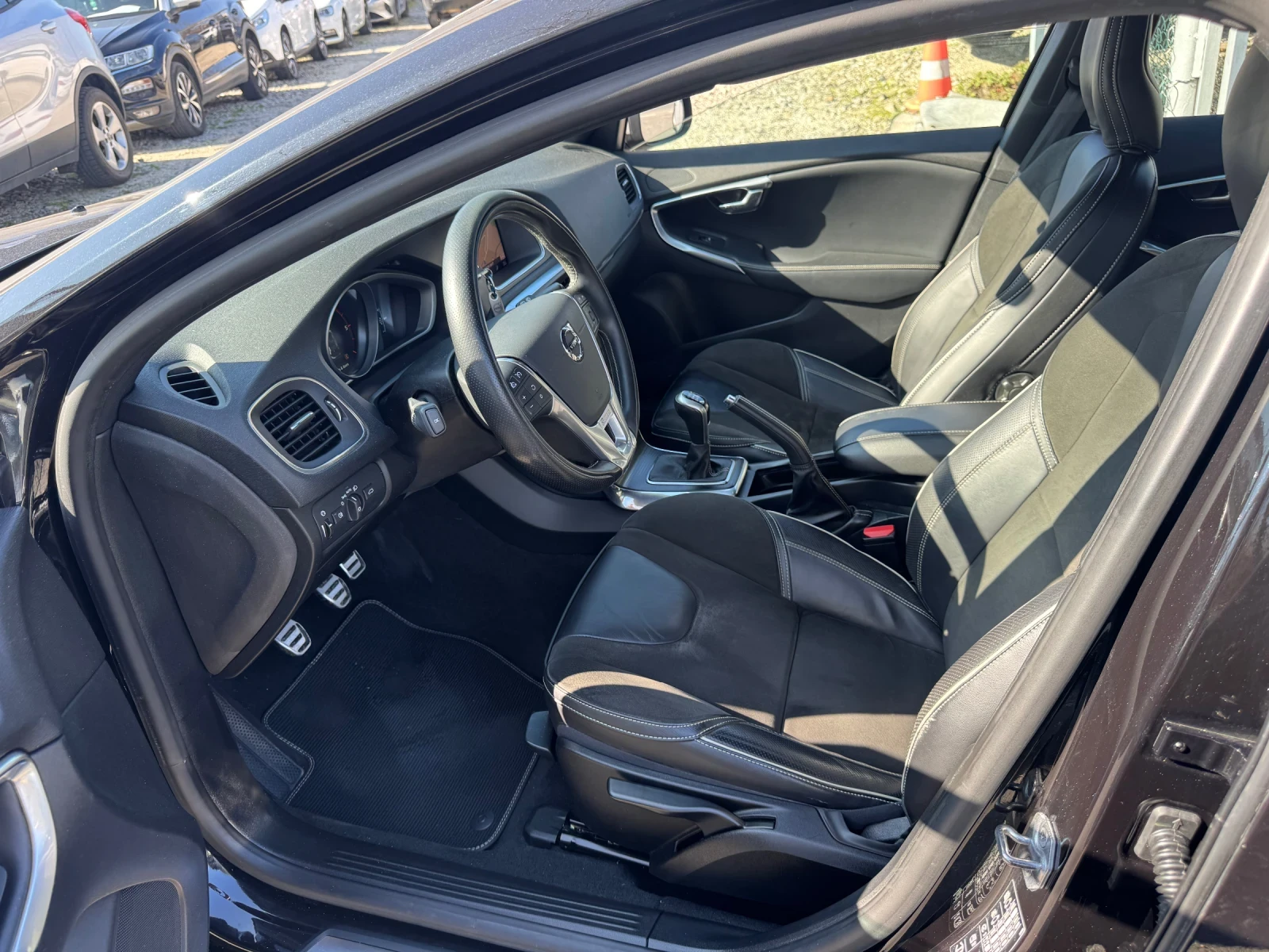 Volvo V40 2.0d* R-design, снимка 11 - Автомобили и джипове - 53841850