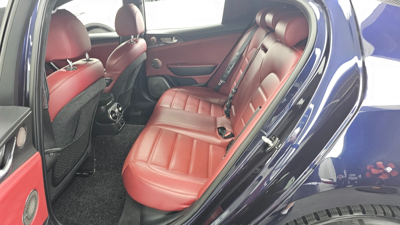 Kia Stinger 3.3 Turbo AWD* Pano* Обдух* HeadUp* 360* , снимка 6 - Автомобили и джипове - 55529443