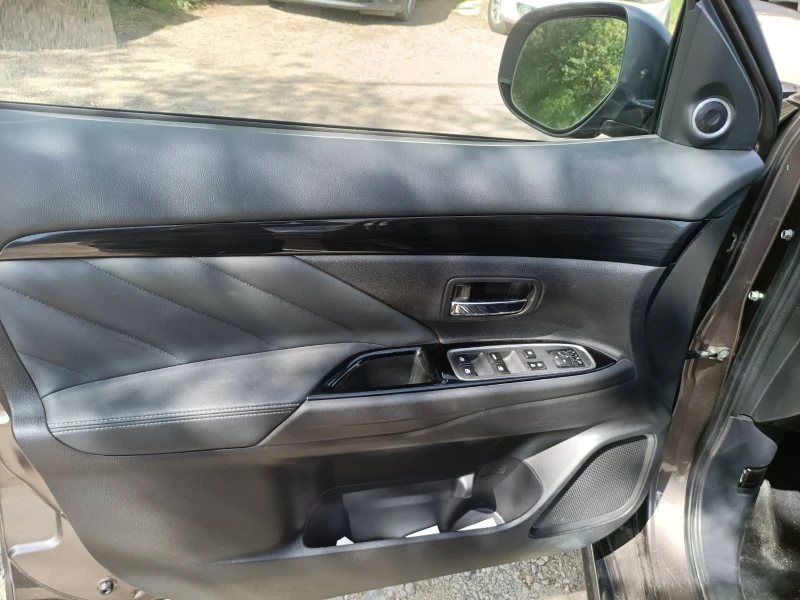 Mitsubishi Outlander Plug-in Hibrid, снимка 9 - Автомобили и джипове - 52599755