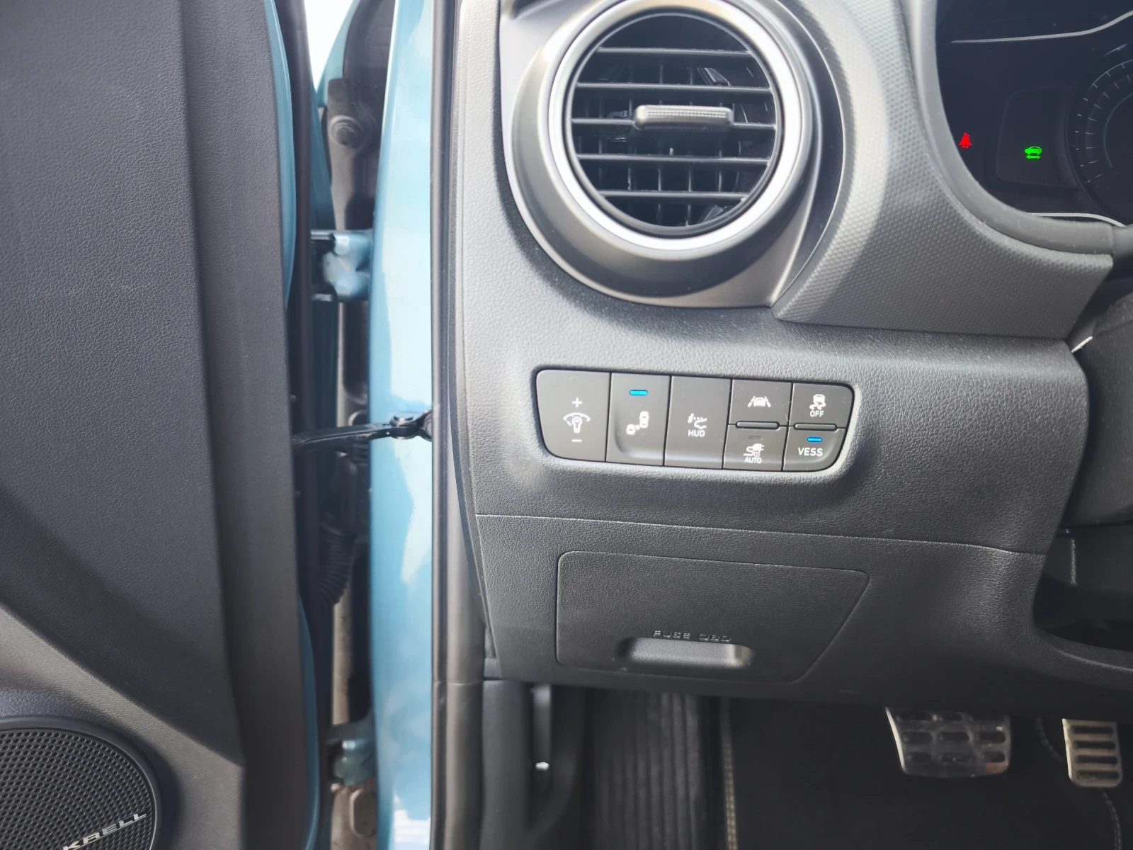 Hyundai Kona Premium 64 kWh //Soh98% Термопомпа, снимка 16 - Автомобили и джипове - 54170378