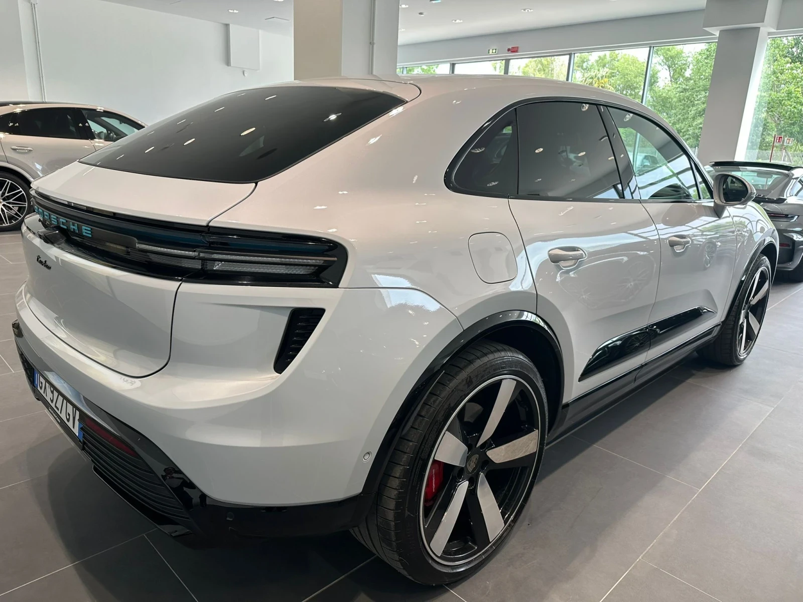 Porsche Macan -e Turbo 95 kWh - AWD, снимка 2 - Автомобили и джипове - 55398631
