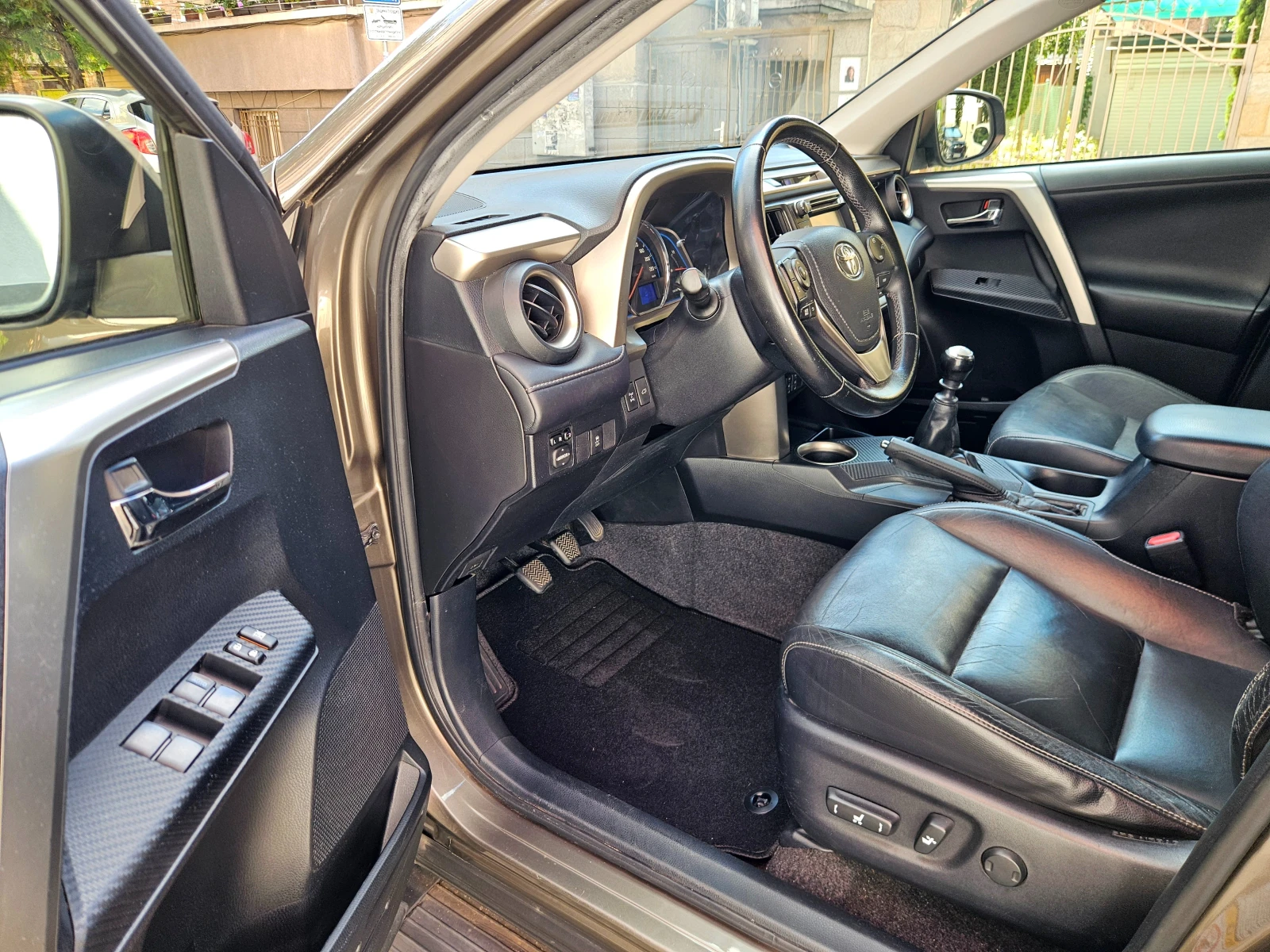 Toyota Rav4 2.2D-4D 150 кс Lux 4x4 кожа , снимка 16 - Автомобили и джипове - 55958440