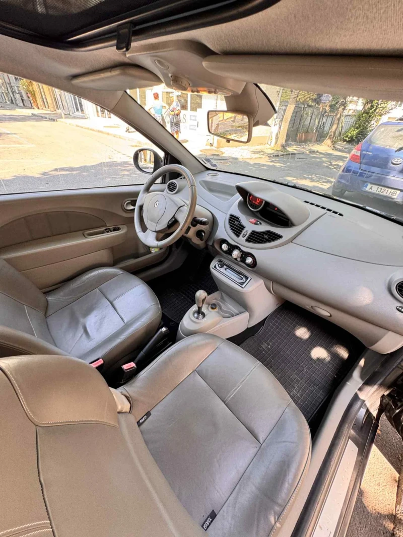 Renault Twingo Initiale, снимка 12 - Автомобили и джипове - 53119379