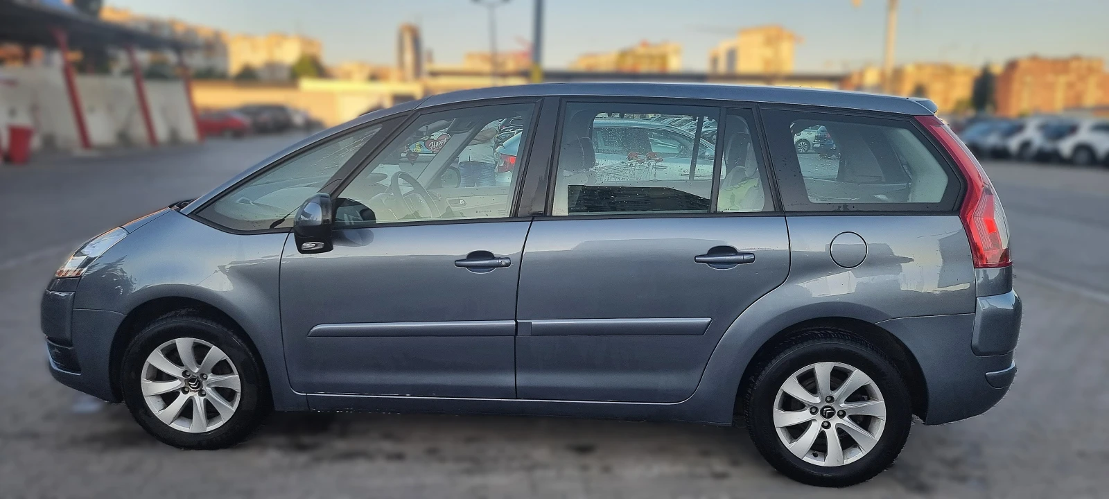 Citroen Grand C4 Picasso икономичен и обслужен семеен автомобил - изображение 6