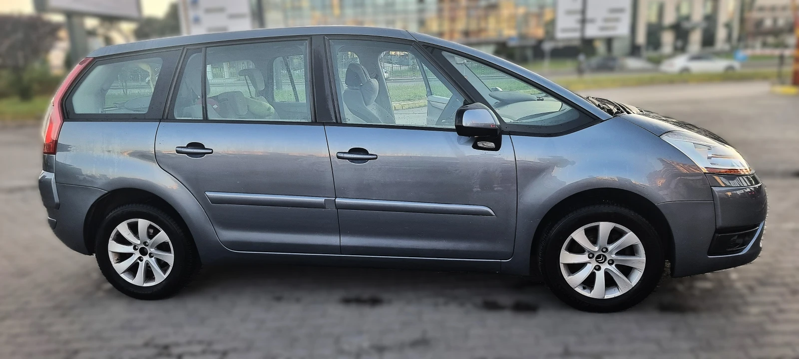 Citroen Grand C4 Picasso икономичен и обслужен семеен автомобил - изображение 2