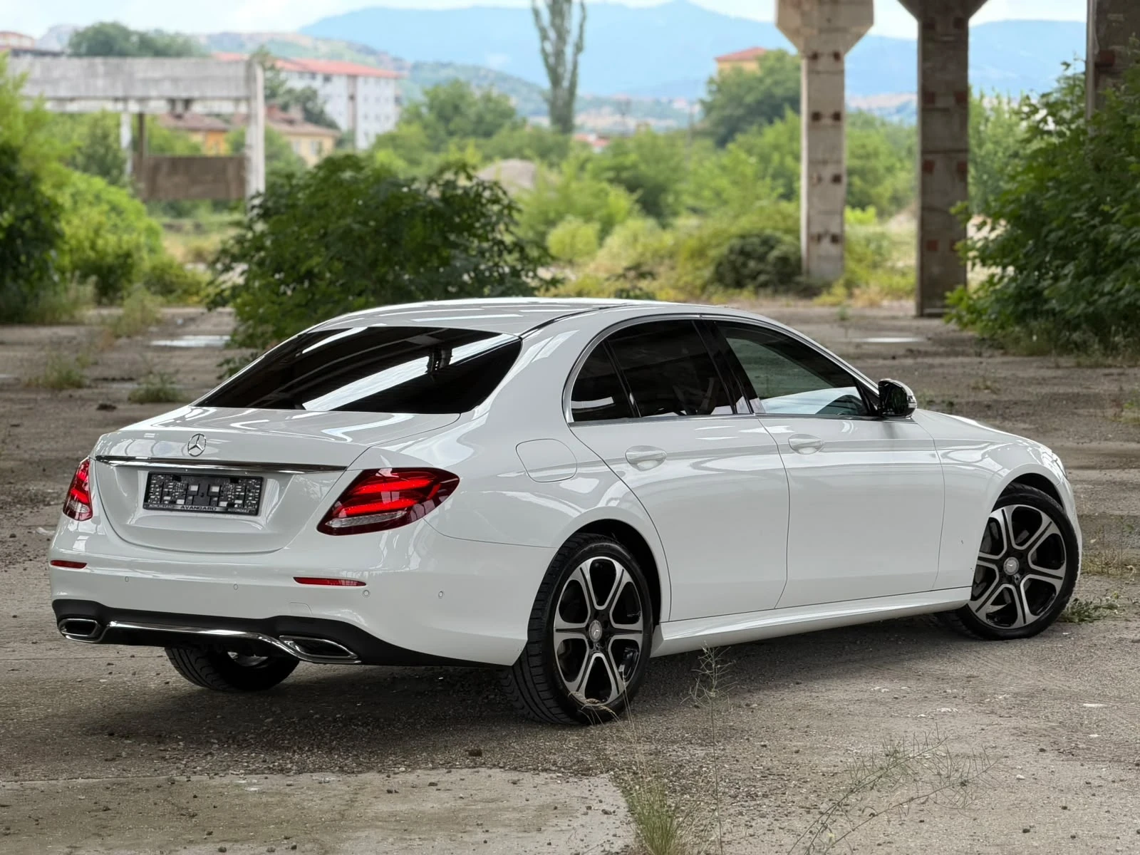 Mercedes-Benz E 350 AMG DISTRONIK 360KAMERA OBDUHVANE, снимка 4 - Автомобили и джипове - 55219074