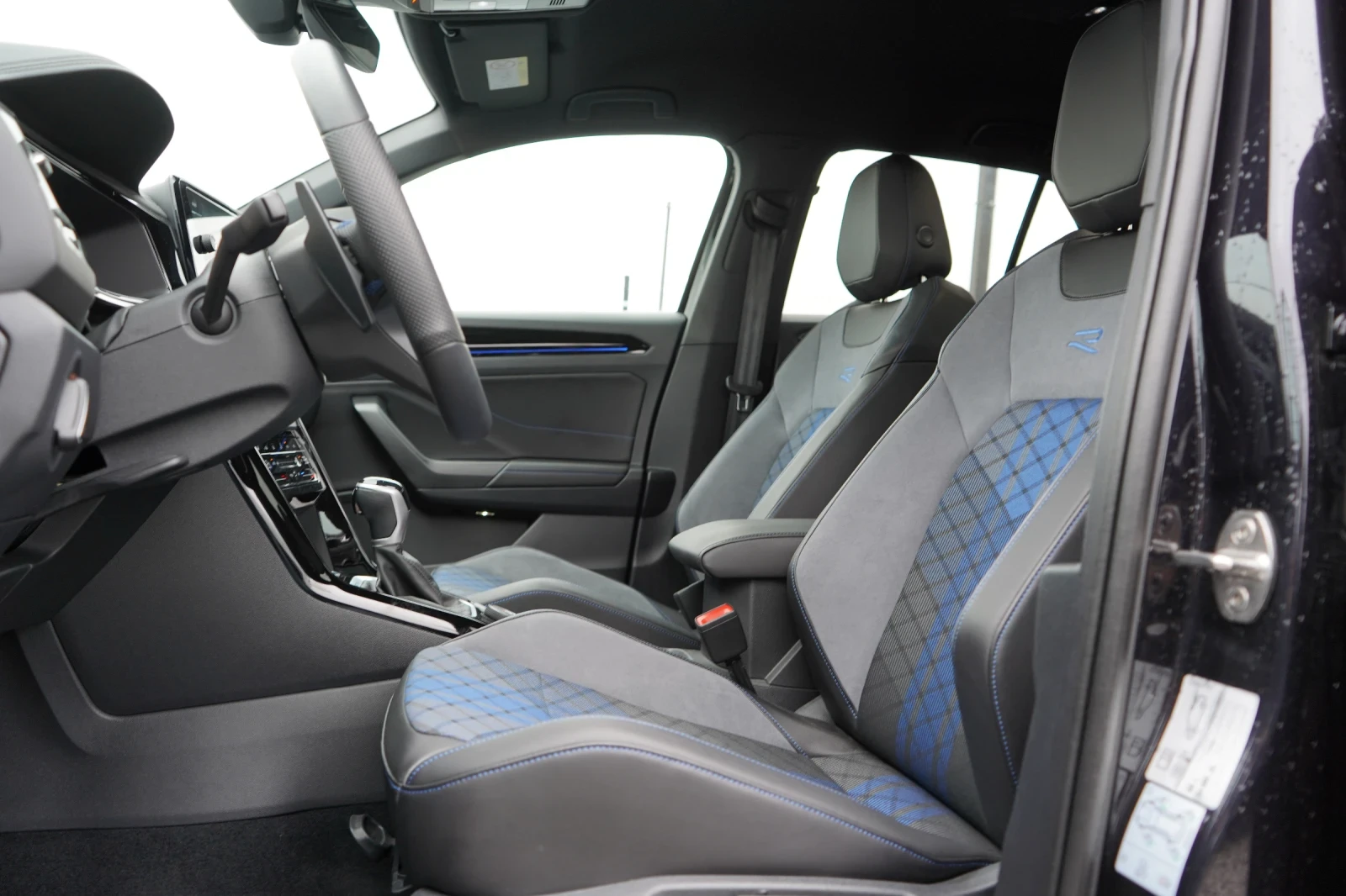 VW T-Roc 2.0TSI* R* AKRAPOVIC* BEATS* DCC, снимка 7 - Автомобили и джипове - 54029951