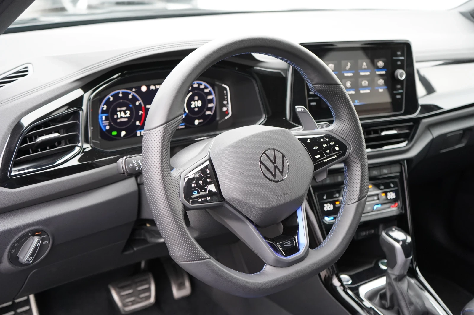 VW T-Roc 2.0TSI* R* AKRAPOVIC* BEATS* DCC, снимка 8 - Автомобили и джипове - 54029951