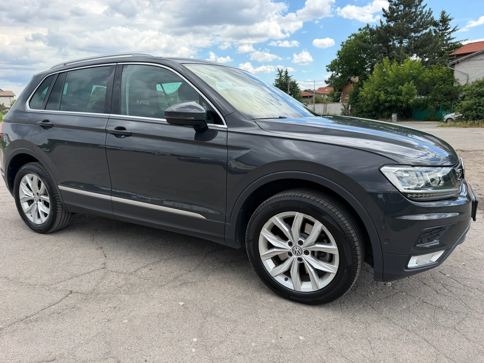 VW Tiguan R-LINE, снимка 4 - Автомобили и джипове - 55191501