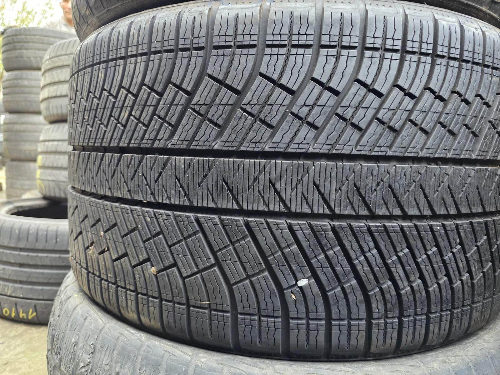 Гуми Зимни 295/30R20, снимка 2 - Гуми и джанти - 56724859