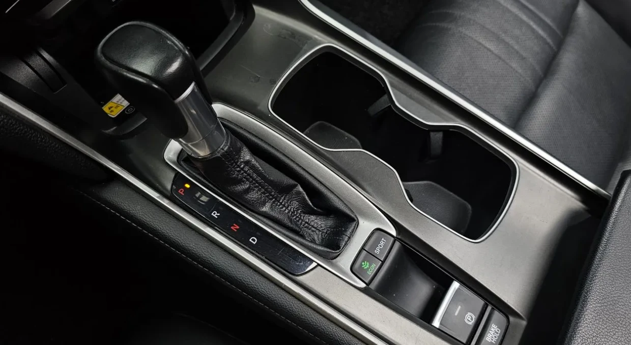 Honda Accord 1.5T Бензин, снимка 8 - Автомобили и джипове - 55135047