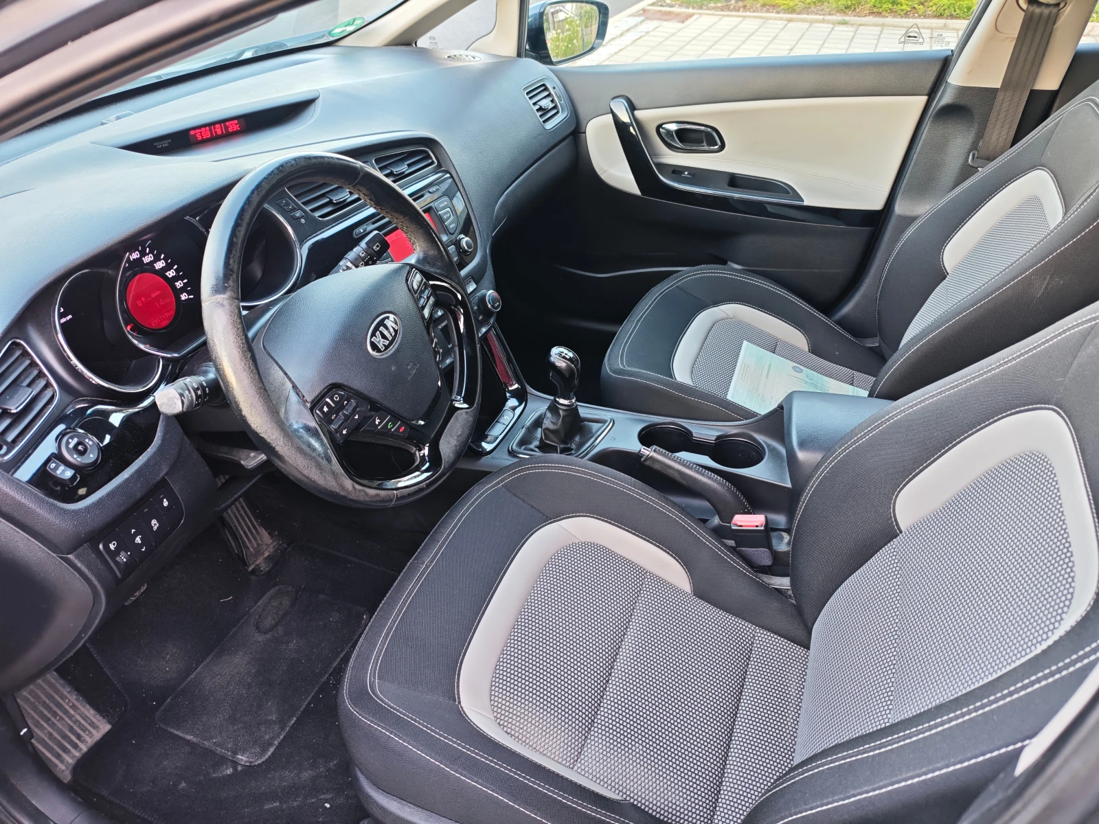Kia Ceed 1.6CRDI, снимка 9 - Автомобили и джипове - 55492066
