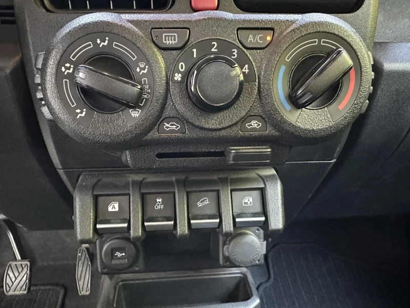 Suzuki Jimny, снимка 13 - Автомобили и джипове - 51623674