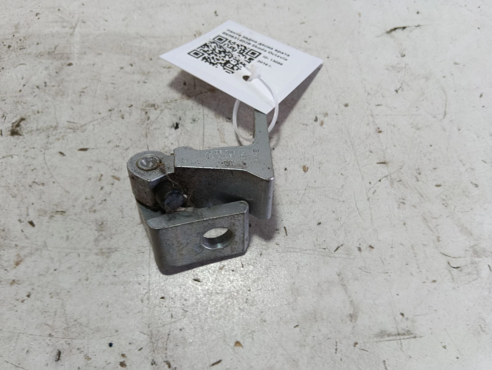 панта задна дясна врата 8K0831402B Skoda Octavia