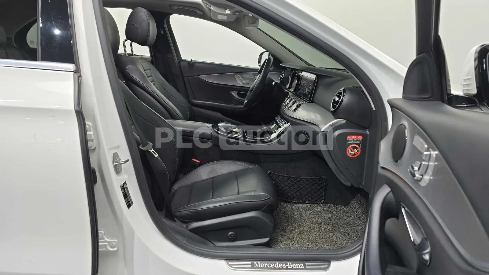 Mercedes-Benz E 300 2018* 63 AMG PK* EXHASUT* KEYLESS* AMBIENT* КРАЙНА, снимка 12 - Автомобили и джипове - 53928352