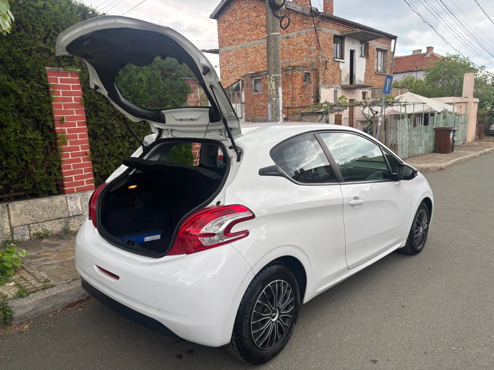 Peugeot 208, снимка 8 - Автомобили и джипове - 54798967