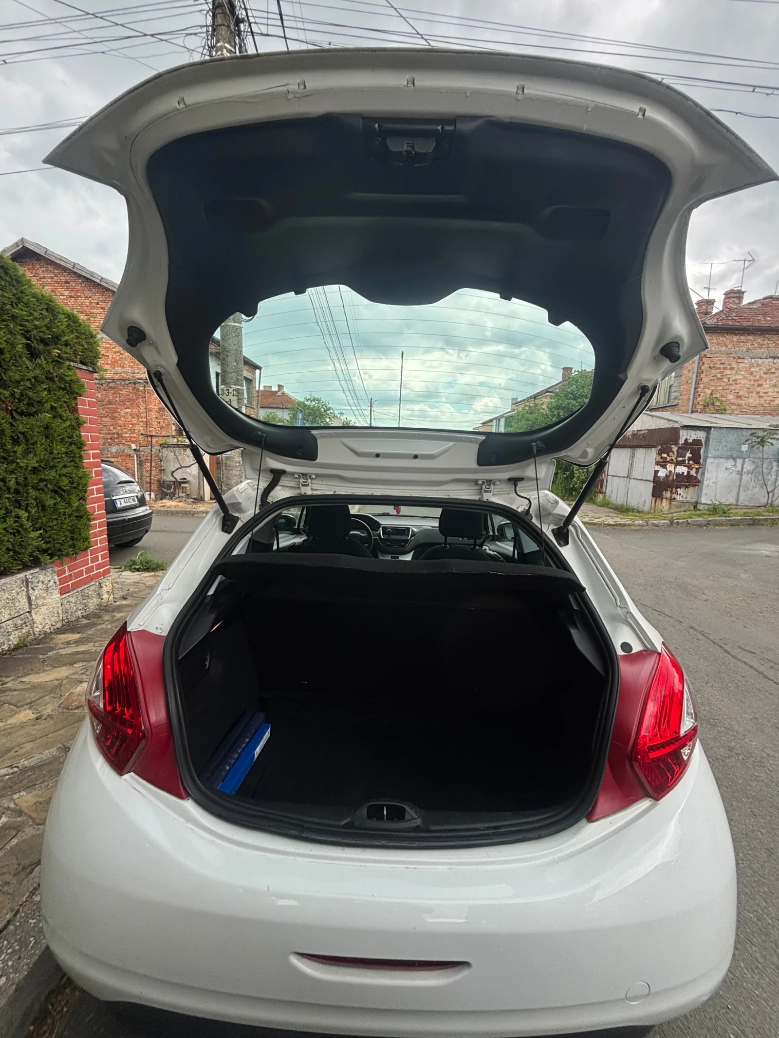 Peugeot 208, снимка 9 - Автомобили и джипове - 54798967