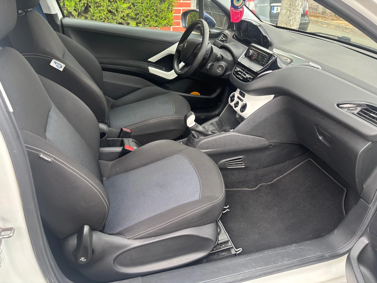 Peugeot 208, снимка 11 - Автомобили и джипове - 54798967