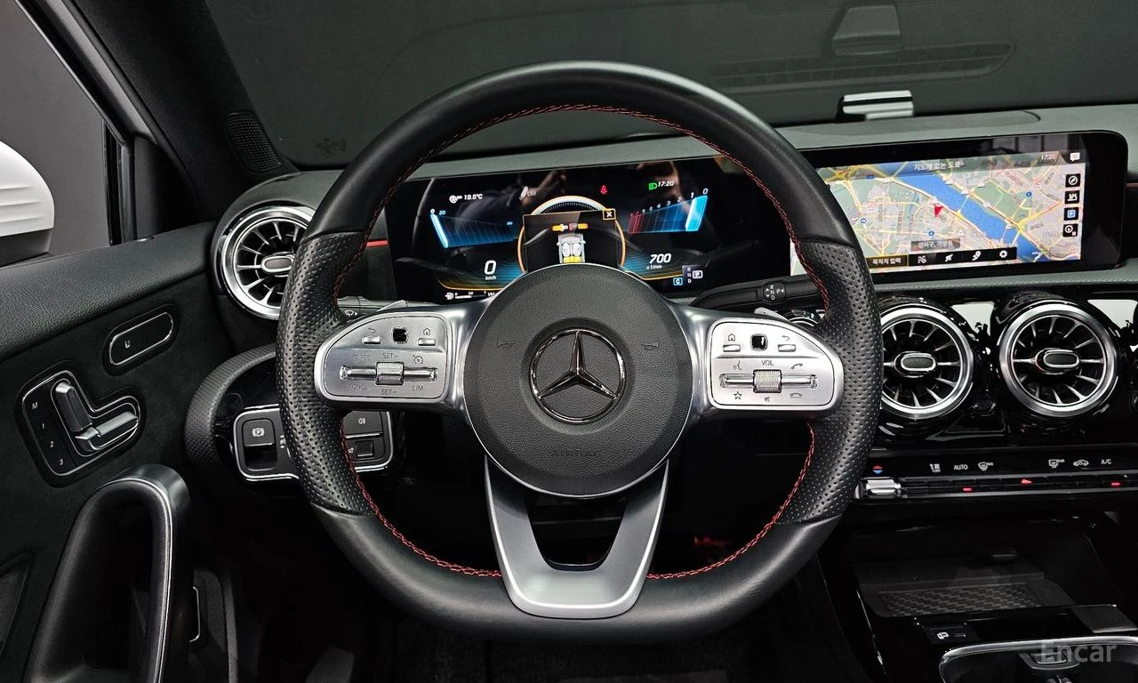 Mercedes-Benz A 35 AMG* 4MATIC* ПОДГРЕВ* НАВИГАЦИЯ, снимка 4 - Автомобили и джипове - 54866483