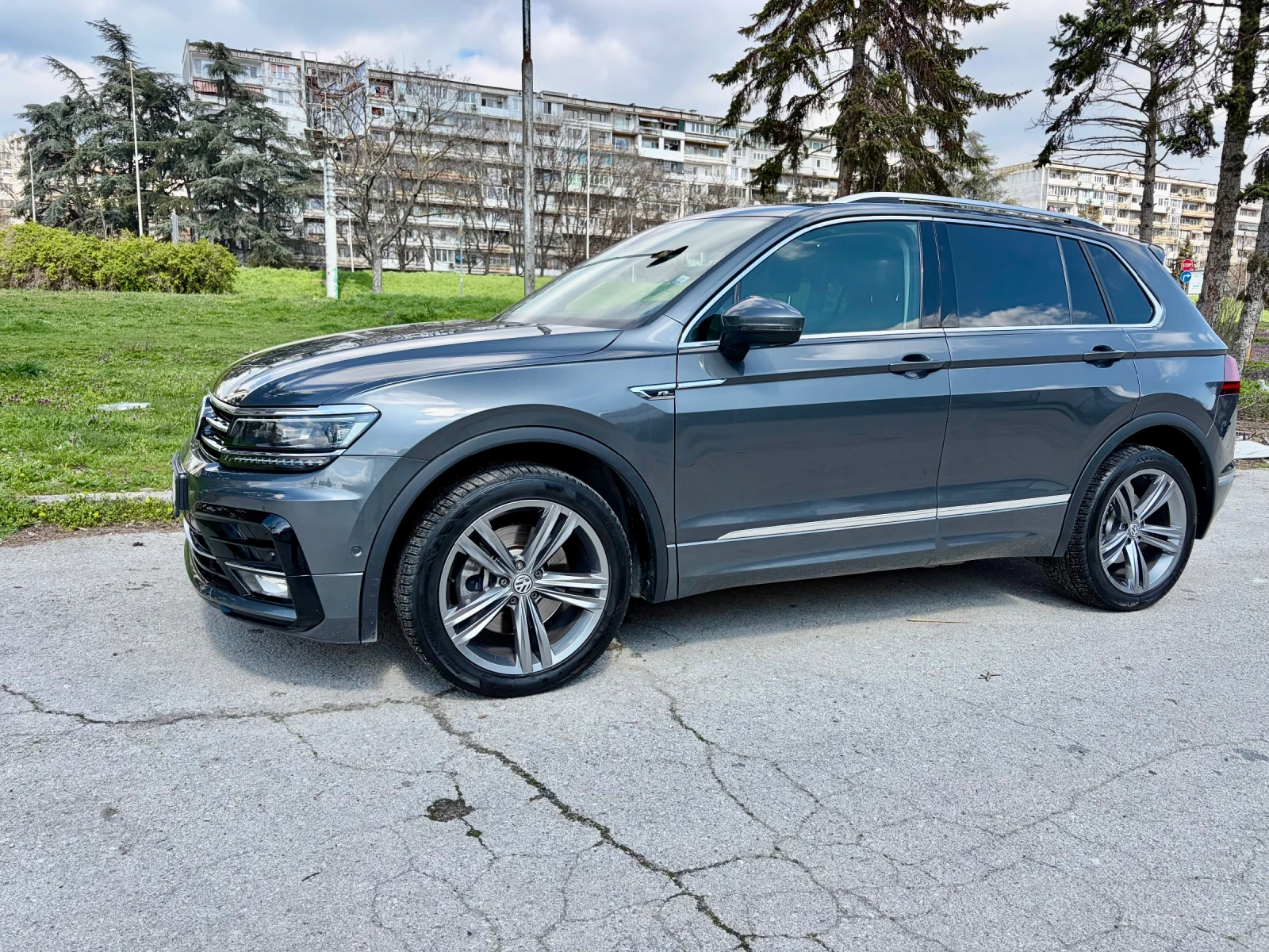 VW Tiguan R line BiTDI, снимка 2 - Автомобили и джипове - 54041813