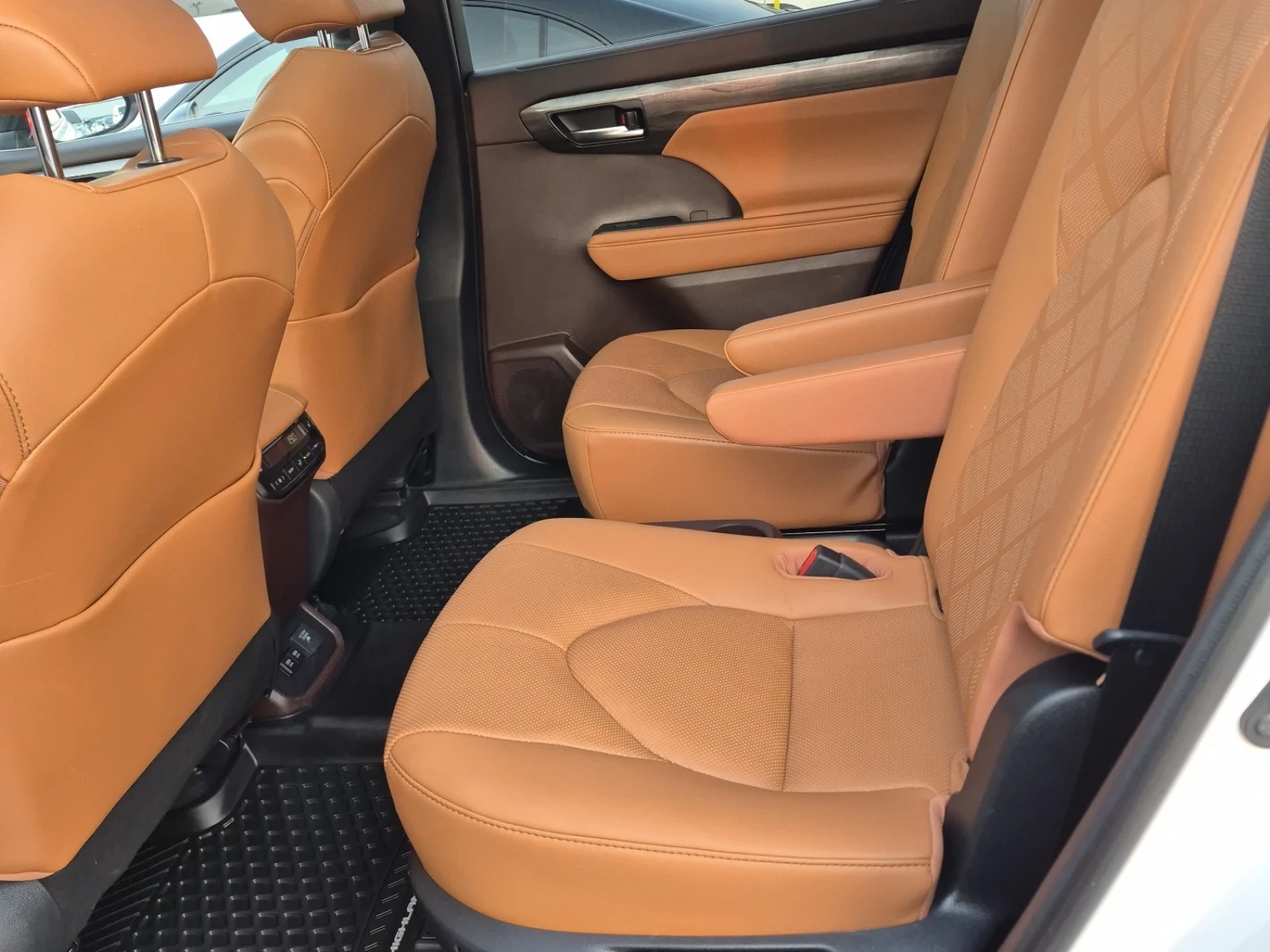 Toyota Highlander HYBRID LIMITED * 7 МЕСТА * AWD * CARFAX * , снимка 8 - Автомобили и джипове - 55102023